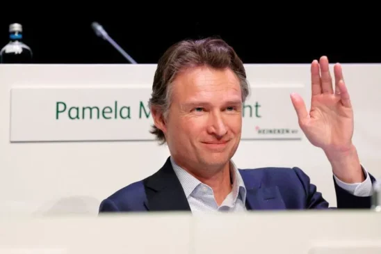 Dolf van den Brink em reunião de acionistas em Amsterdã 