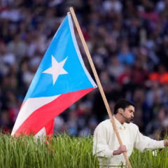 Bad Bunny, no Super Bowl, com a bandeira de Porto Rico &mdash; Foto: Foto/AP Photo/Mark J. Terrill