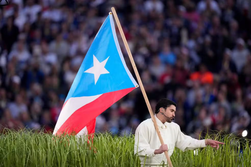 Bad Bunny, no Super Bowl, com a bandeira de Porto Rico — Foto: Foto/AP Photo/Mark J. Terrill