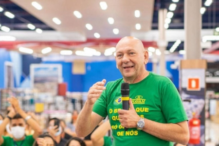 Justiça do Trabalho proíbe Luciano Hang de fazer manifestações políticas na Havan