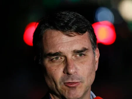 Flávio Bolsonaro se posiciona a favor do fim da escala 6x1 nas eleições de 2026