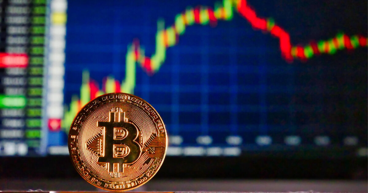 Bitcoin busca retomar patamar de US$ 83 mil após semana de quedas