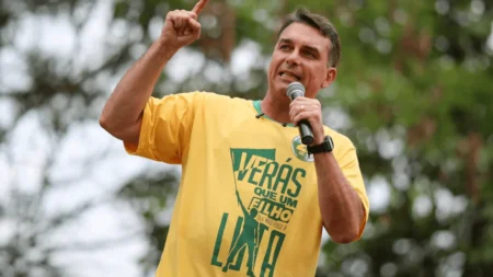 Proposta de Flávio Bolsonaro visa limitar permanência no Bolsa Família a dois anos
